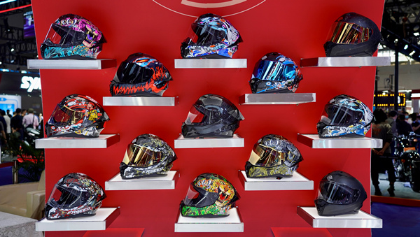 現場展出的頭盔、服飾等配件。吳汪洋攝