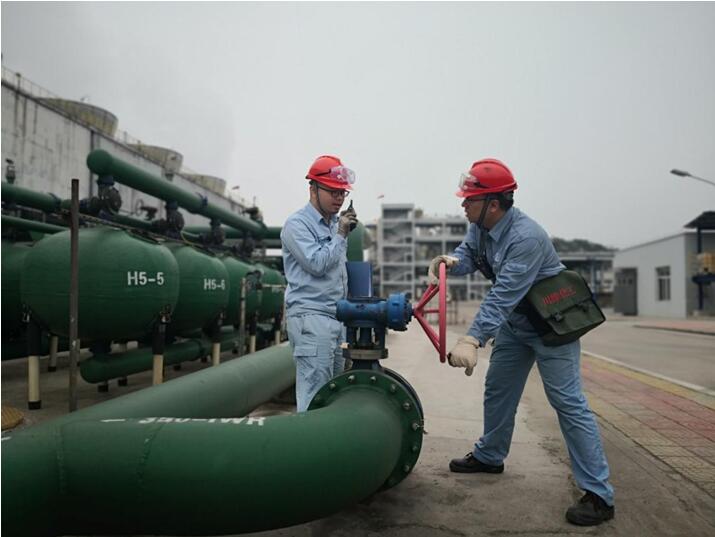 操作人員對循環水系統進行工藝操作。川維化工公司供圖