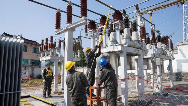 工作人員正在更換變壓器。萬雪蓮攝