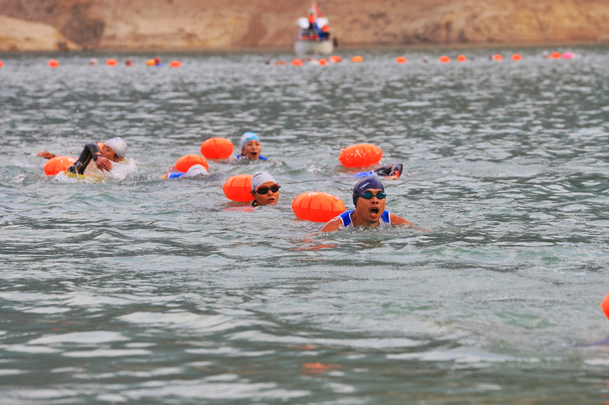 運動員在比賽中。