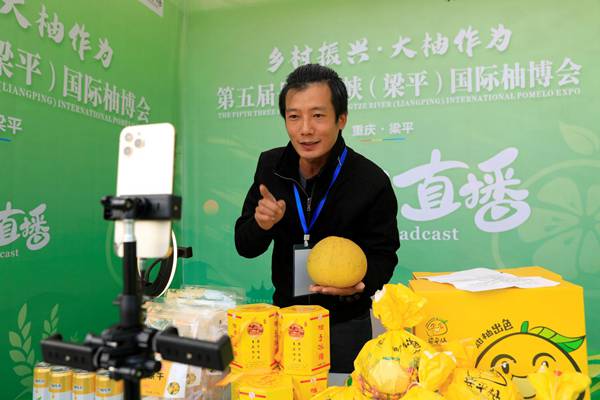 活動現場的直播帶貨。向成國攝