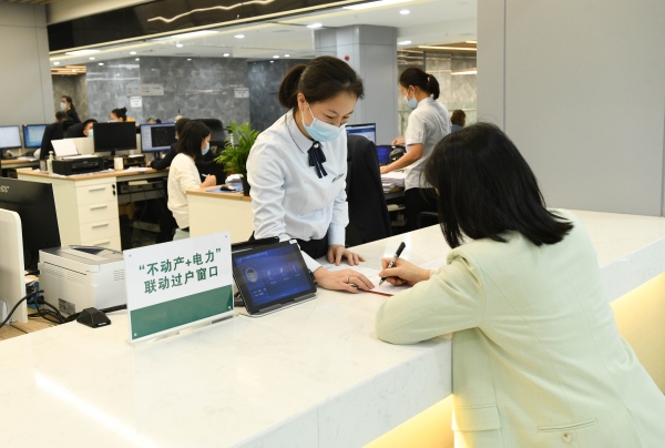 江津區行政服務中心設立專門窗口辦理“水電氣訊房”業務。王化全攝