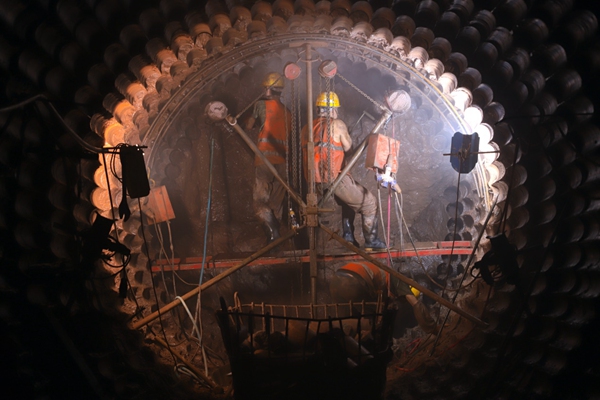 工人們在進行雨水箱涵遷改施工。中建八局供圖