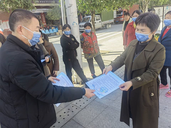 向市民發放宣傳手冊。易明君攝