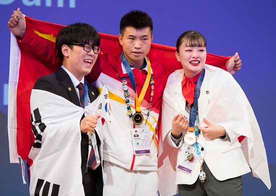 登臺領獎。重慶市人力社保局供圖