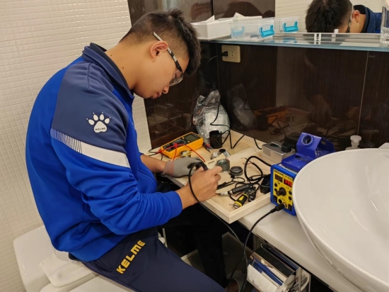 李小松正在作業。重慶市人力社保局供圖