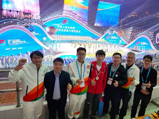 李小松國賽時同團隊合影。重慶市人力社保局供圖