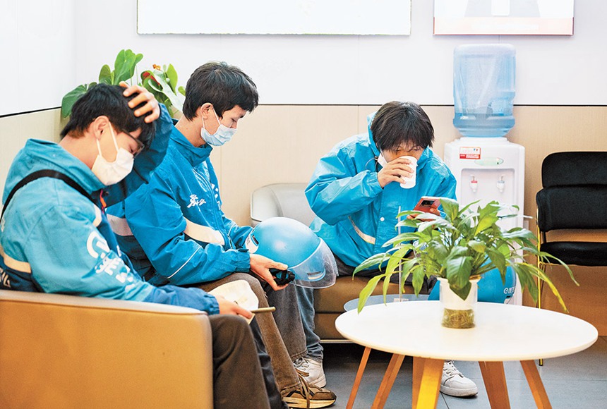 11月13日，茶園新區，外賣小哥在一個新近開放的“臨時服務驛站”休息。