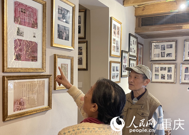 市民仔細端詳丁勝父母70多年前的結婚證和照片。人民網 劉祎攝