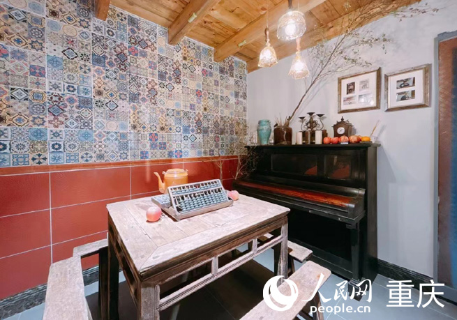 老人留存下來的百年四方桌。受訪者供圖