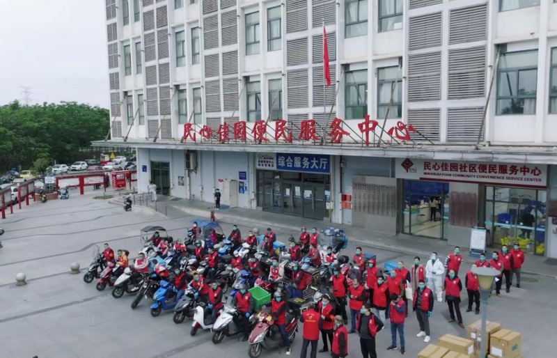 民心佳園社區的“騎手”志愿者們集合整隊準備出發。江于同攝