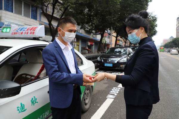 廖美瓊接過丈夫張朝平手中的車鑰匙，開始下午的工作。李小蓉攝
