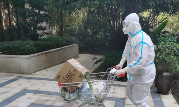 正在為業主派送生活物資的重慶華僑城物業工作人員。重慶華僑城供圖