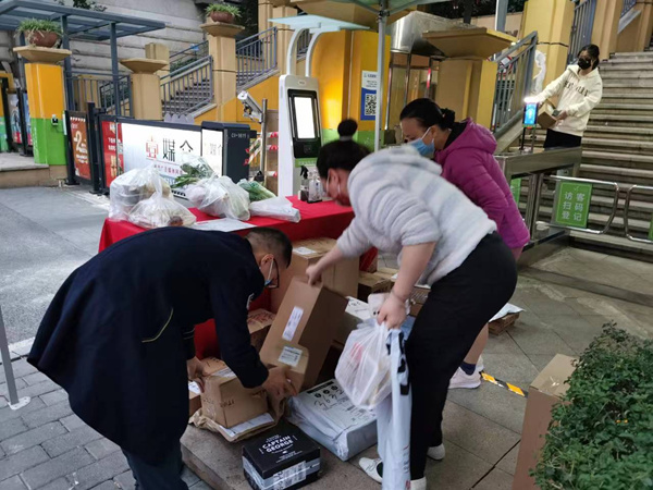 林路為業主領取物資。萬科物業供圖