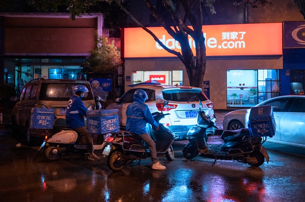 兩名快遞小哥來到位于南岸區的“到家了”同景國際城A區門店，準備在這里休息。謝小溪攝