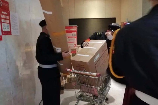 金科服務員工為業主送快遞上門。金科服務供圖