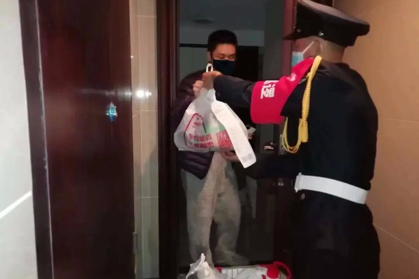 金科服務工作人員為業主協助業主購買生活物資。金科服務供圖