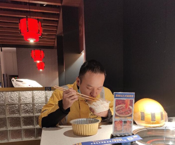 周師兄火鍋（金科樂方店）為外賣騎手提供熱騰騰的盒飯。金科商業供圖