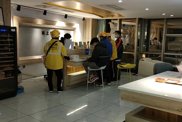 外賣員、快遞員在愛心酒店辦理入住。蔣女士供圖