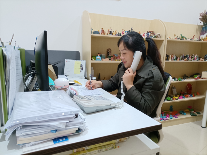 趙蕾接聽群眾心理咨詢電話。 肖雨攝