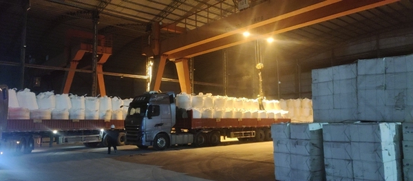 公運納溪溝港口，大貨車運來滿車的肥料貨品在有序出庫裝車，力爭準時到達客戶手中，確保民生農業用品供應充足。重慶交運集團供圖