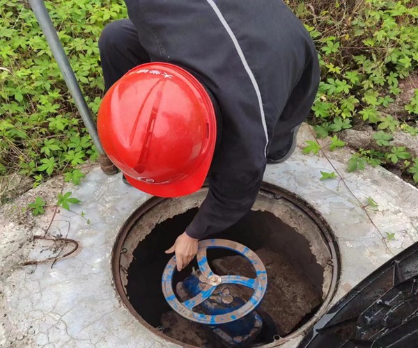 重慶水投集團檢修人員正在巡檢管線閥門。重慶水投集團供圖