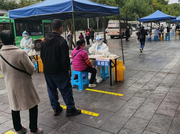 重慶水投集團黨員干部參加社區疫情防控志愿服務。重慶水投集團供圖