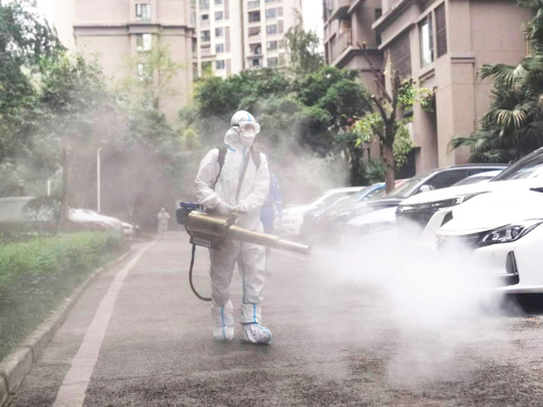 物業人員正在進行消殺。重慶龍湖供圖