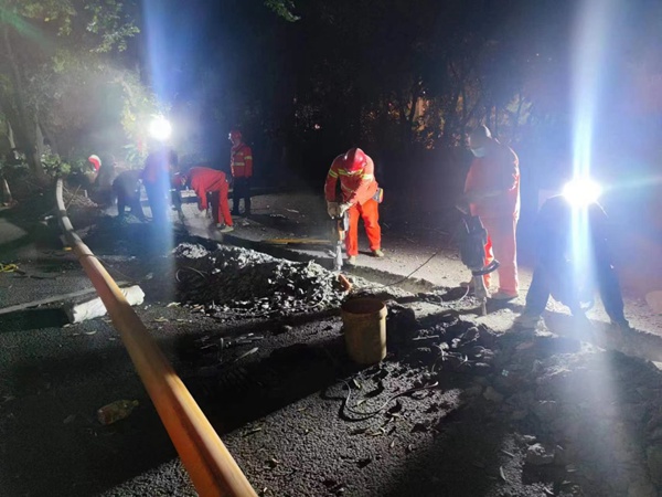 搶建南坪會展中心方艙燃氣安裝工程。重慶能源集團供圖