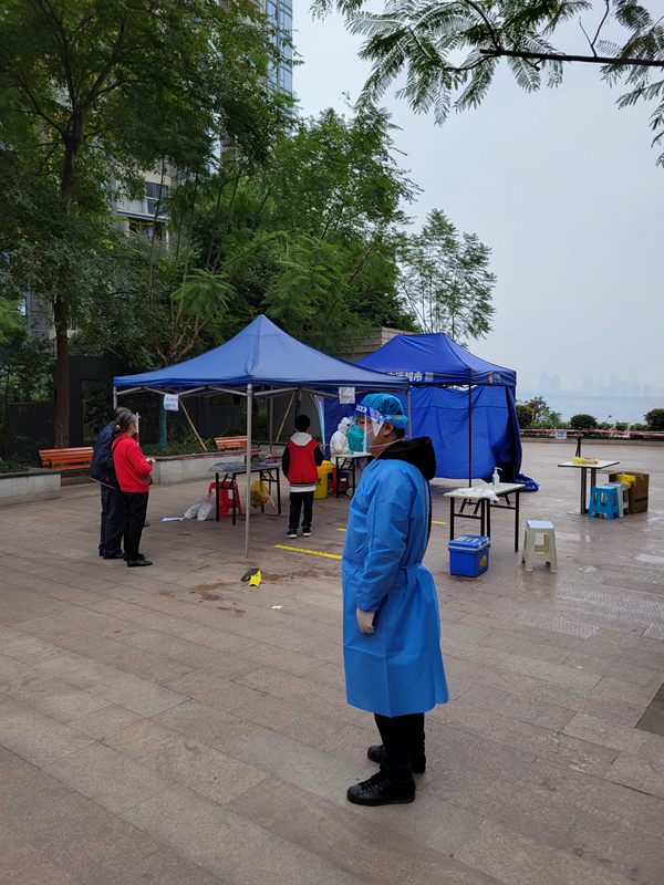 重慶能源集團職工參加防疫志愿服務。李朋攝