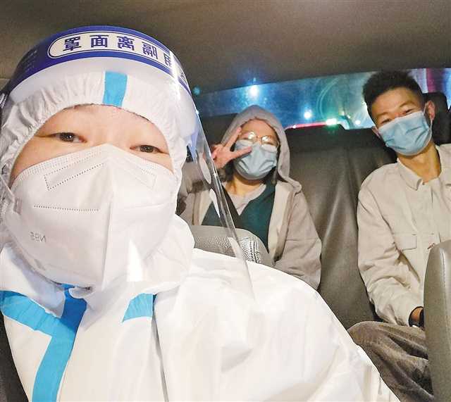 “雷鋒的士”駕駛員王斌（左）為疫情防控期間被轉運人員提供駕乘服務。（受訪者供圖）