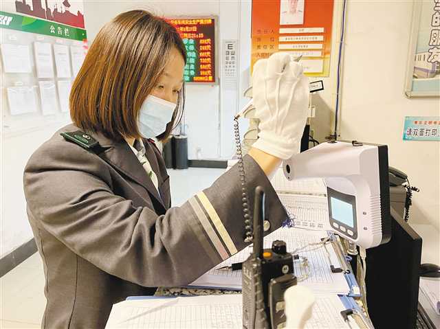 重慶軌道集團運營三公司電動列車司機蘭漫漫上班前做準備工作。（受訪者供圖）