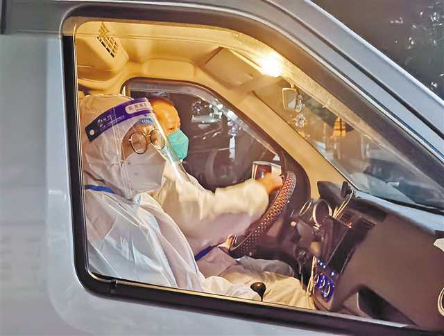 九龍坡區石坪橋街道冶金村社區書記鄧文竹在協助轉運患者。（石坪橋街道供圖）