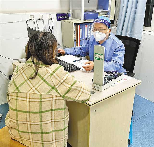 南岸區人民醫院內科醫生荊海正在接診。記者 李志峰 攝/視覺重慶