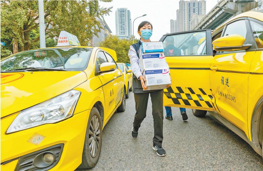 11月16日，“雷鋒的士”工作人員在送防疫物資。通訊員 劉紀湄 攝/視覺重慶