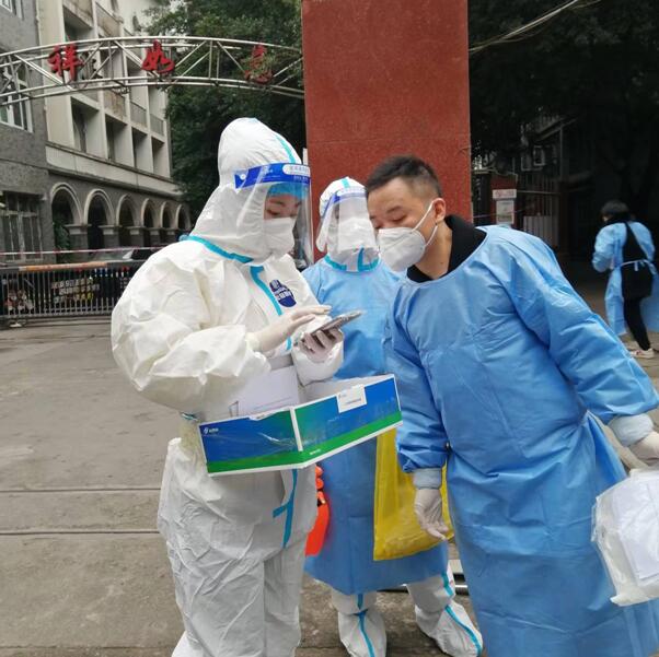 趙瀟（左一）在工作中。受訪者供圖