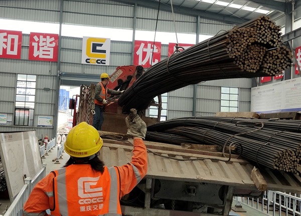 調運鋼材。丁衛林攝