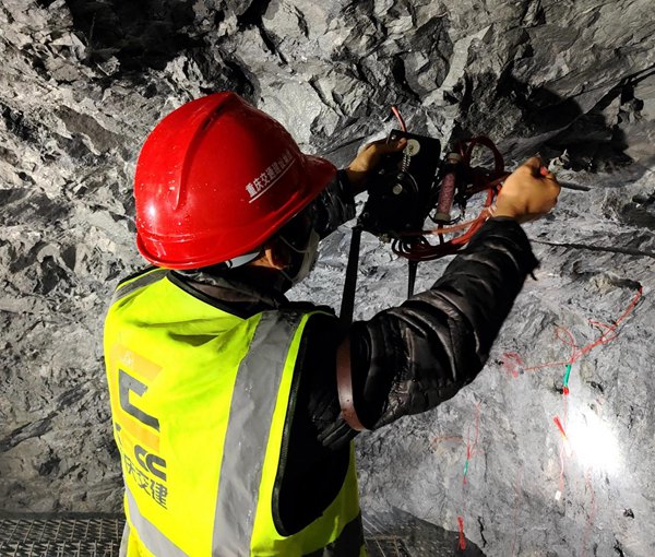 瓦斯檢測人員正在開展炮前瓦斯檢測。丁衛林攝