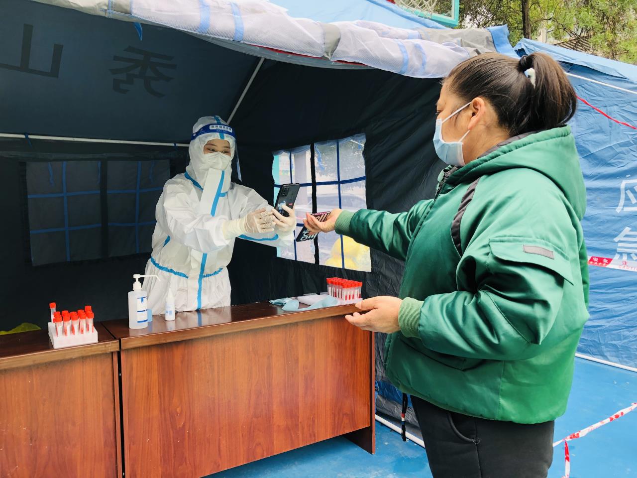 志愿者溫馨（左一）正進行信息采集。楊帆 攝。