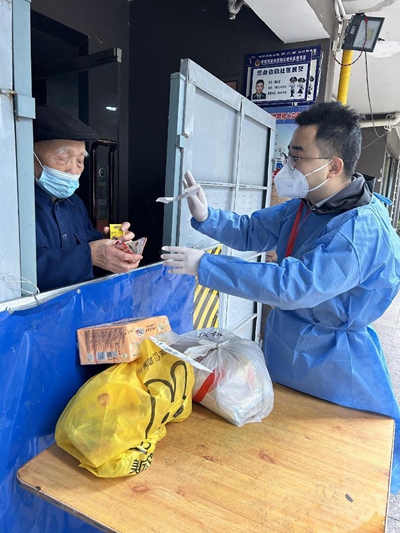 九龍坡區稅務局青年黨員志愿者黎禹希（右）把買到的藥交給袁老。重慶市稅務局供圖