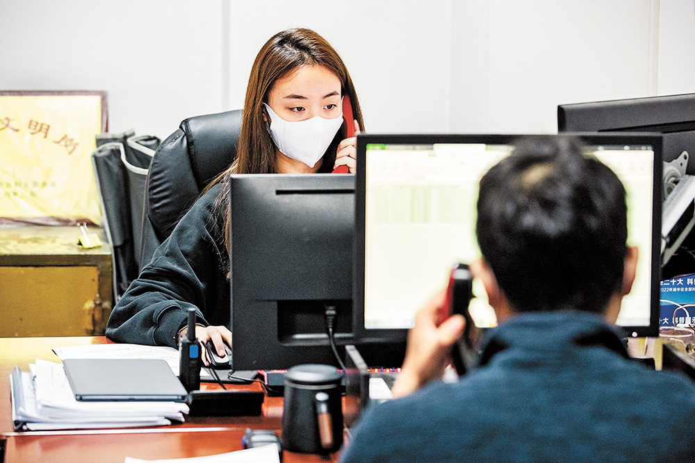 11月16日，渝中區解放碑街道，“95后”志愿者戴詩雨正在打電話收集信息。首席記者 龍帆 通訊員 王歡 攝 視覺重慶