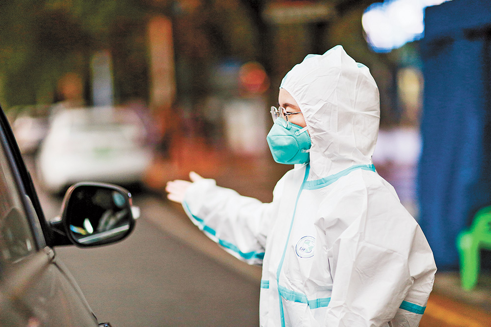 11月17日，巴南區中醫院大門交通卡點，“95后”黨員志愿者劉凱俐在崗位上。記者 謝智強 通訊員 李攀 攝 視覺重慶