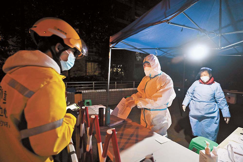 11月17日，重慶高新區曾家鎮，“00后”黨員鄭青藝(中)正在門崗值守。首席記者 龍帆 通訊員 雷鍵 攝 視覺重慶