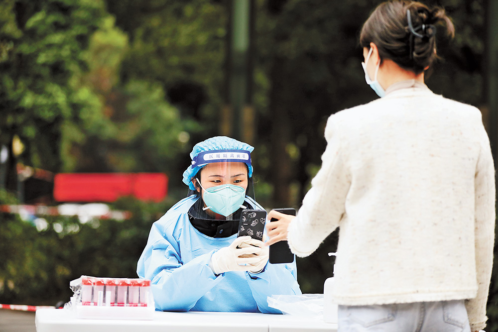 11月17日，重慶高新區曾家鎮，“95后”志愿者王鈐慧正在錄入市民核酸采樣信息。首席記者 龍帆 通訊員 雷鍵 攝視覺重慶