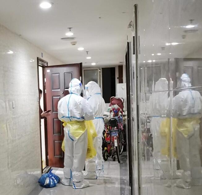 志愿者上門做核酸。重慶高速集團供圖