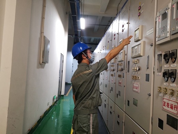 劉洋俊在檢查供電設備。交通開投軌道集團供圖