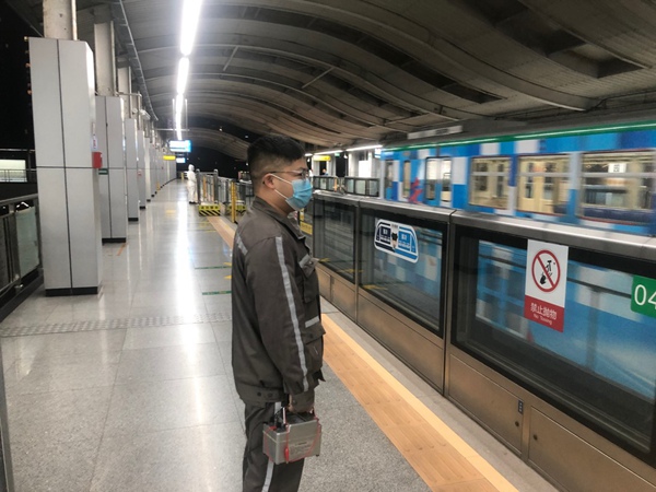 朱迪在對車站安全門進行巡查。交通開投軌道集團供圖