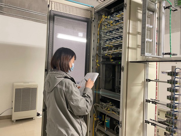 曹宏在檢查信號設備。交通開投軌道集團供圖