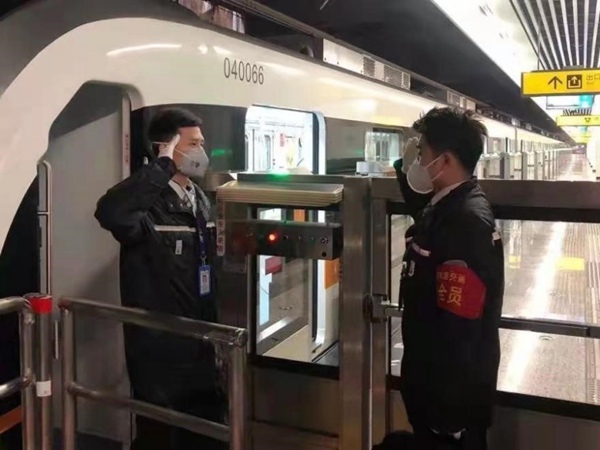 賀喜（左）正在交接班。交通開投軌道集團供圖