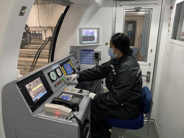 唐小琳在駕駛列車。交通開投軌道集團供圖